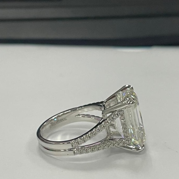 10ct Platinum “Queen” Ring - Emerald Cut - Picture 12 of 17